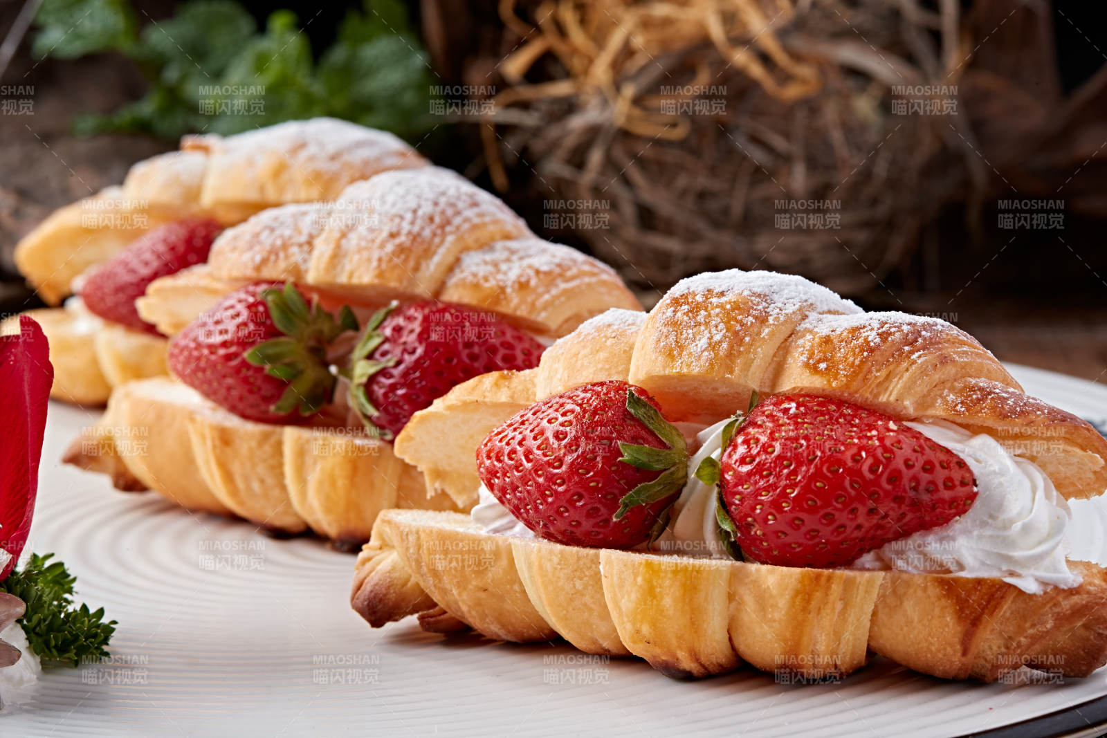 鲜奶油草莓牛角面包图片