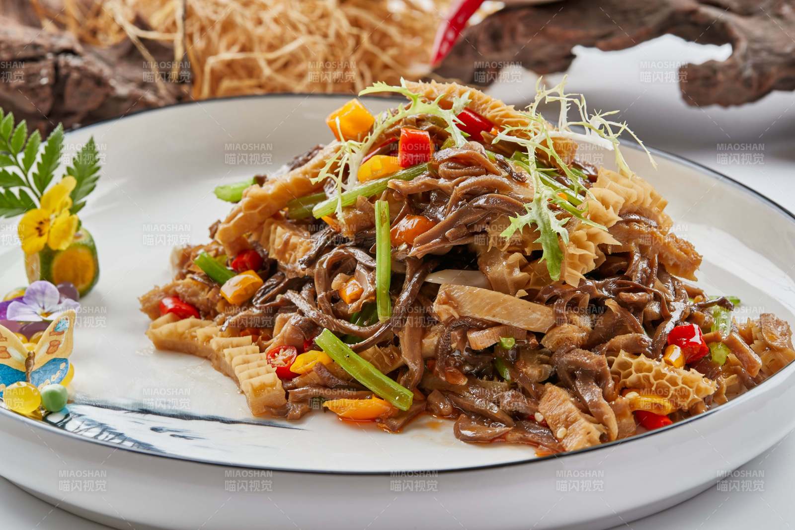 白色瓷盘装的的米椒小炒猪肚丝图片