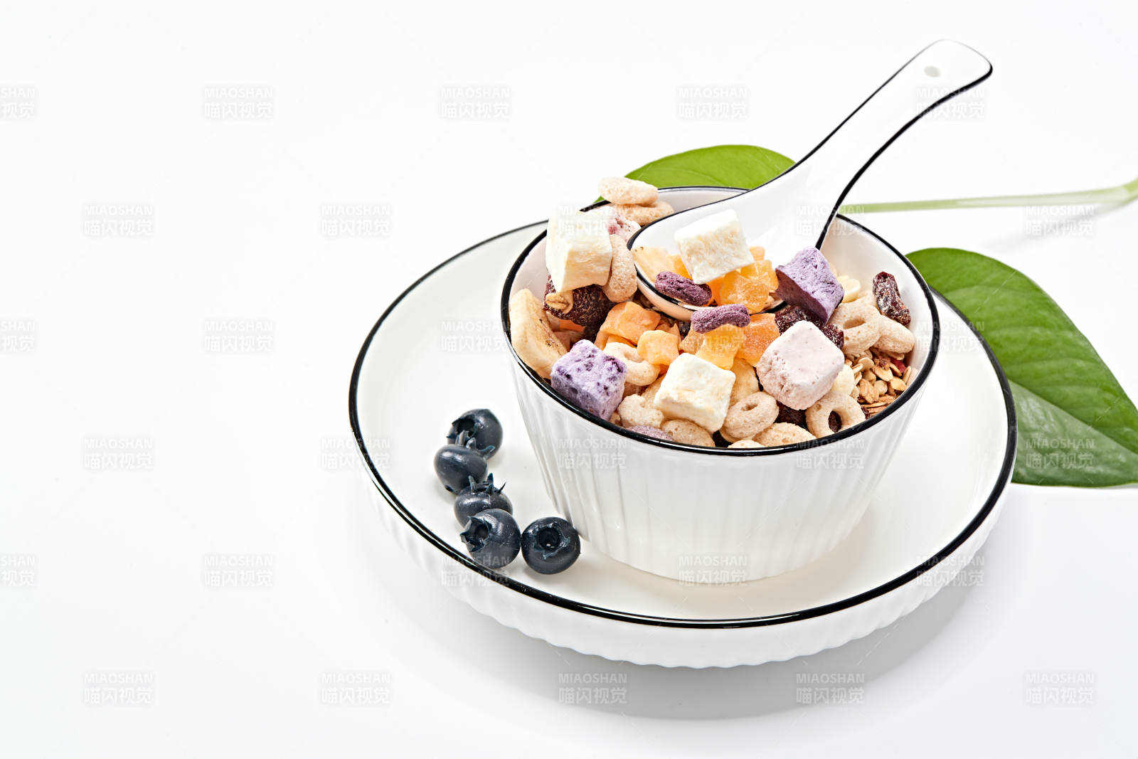 美味健康的营养早餐坚果混合烤燕麦图片