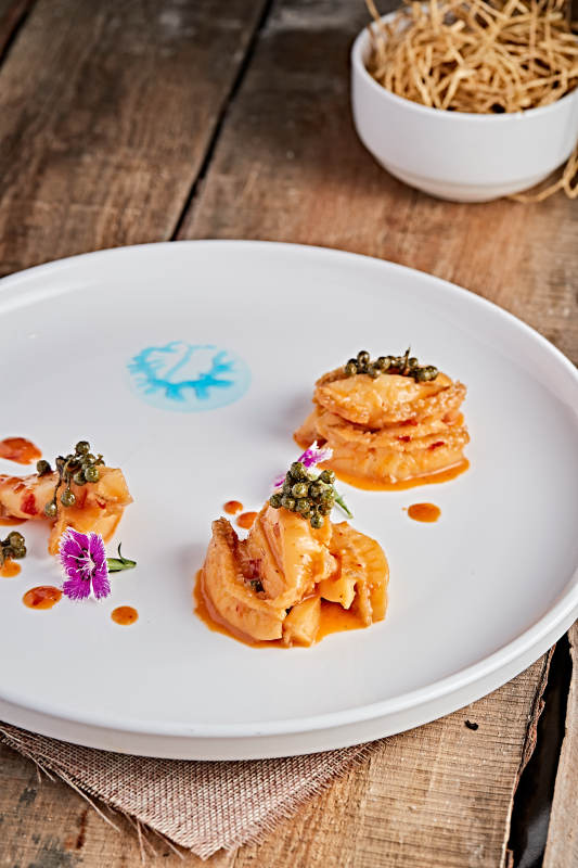 白色瓷盘装的藤椒鸡汁小鲍鱼图片