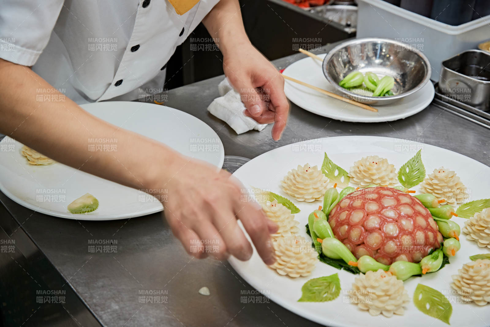 人与食物紧张忙碌的中餐厨房图片