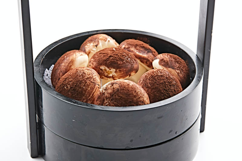 古典木质食盒装的可可粉香菇豆沙包图片