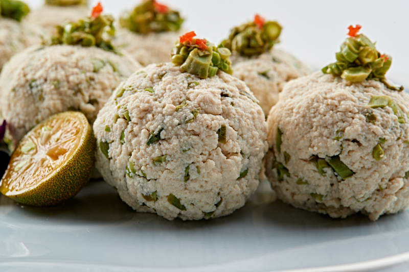 精美磁盘装的香椿粒巧拌麻豆腐图片