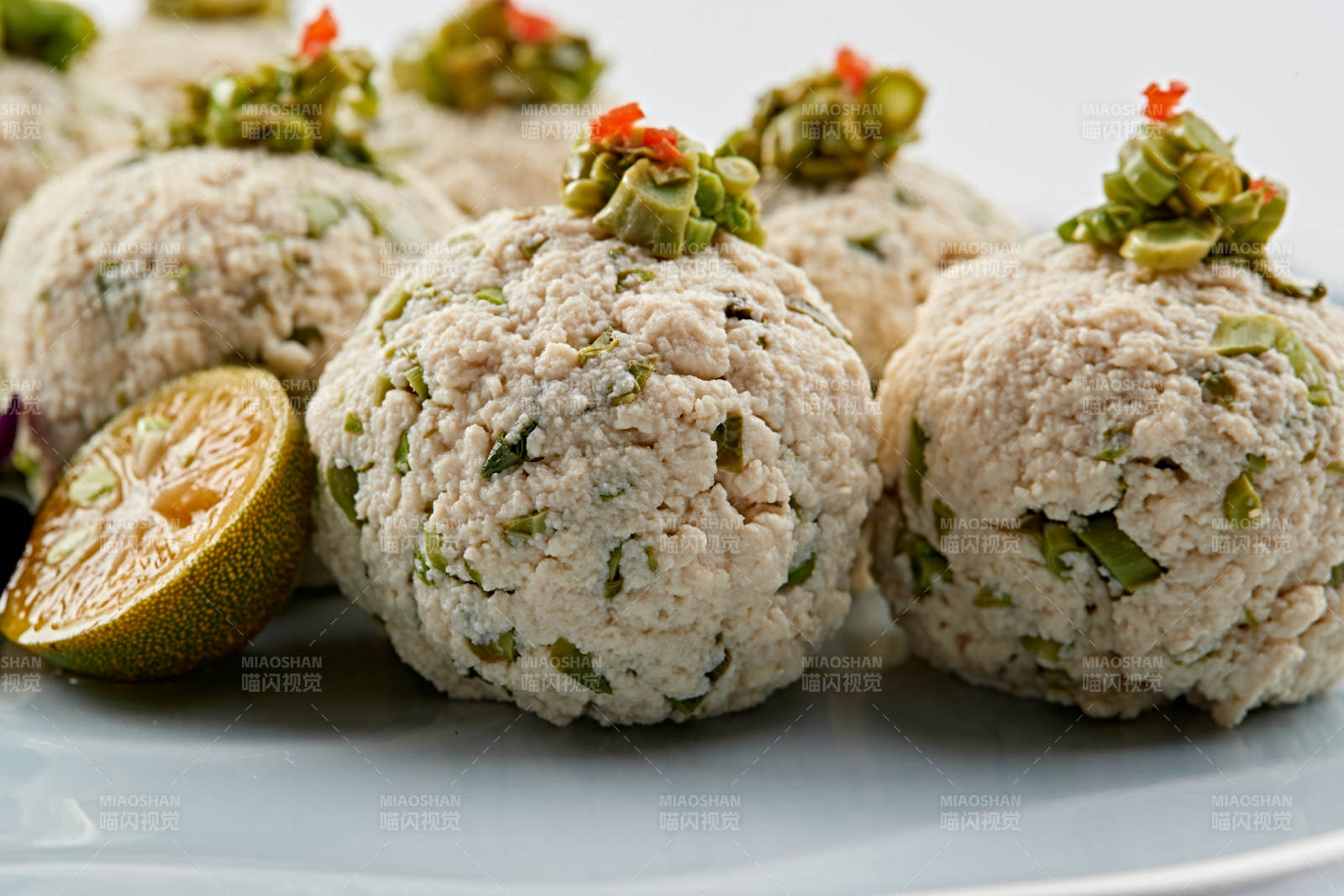 精美磁盘装的香椿粒巧拌麻豆腐图片