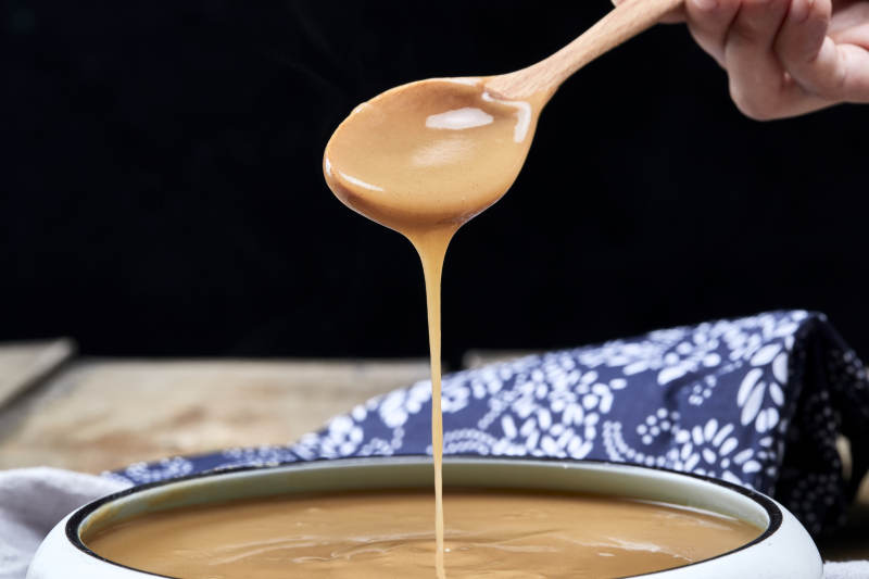 瓷盆装的冲泡熟的豆面糊糊图片