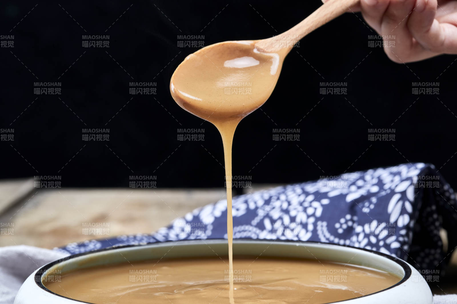 瓷盆装的冲泡熟的豆面糊糊图片