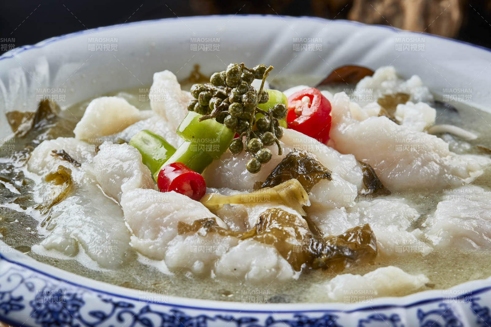 青花瓷盘装的藤椒浓汤酸菜龙利鱼图片