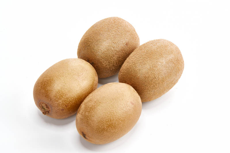 白色背景上摆放的新鲜水嫩猕猴桃图片