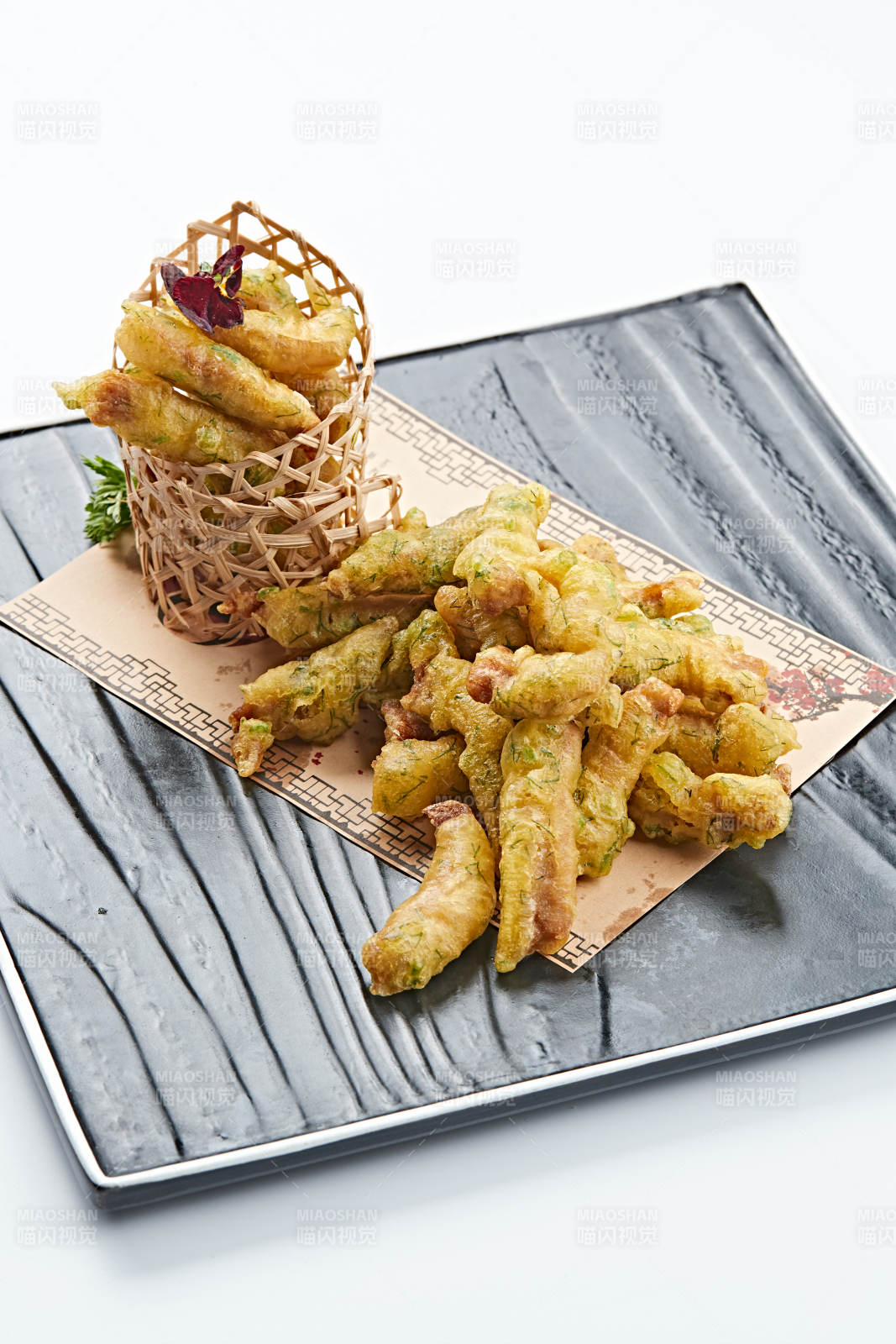 白色瓷盘装的茴香碎拖面干炸里脊图片