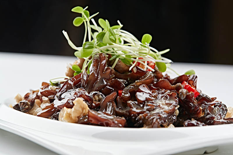 白色瓷盘装的桃仁猴头菌图片