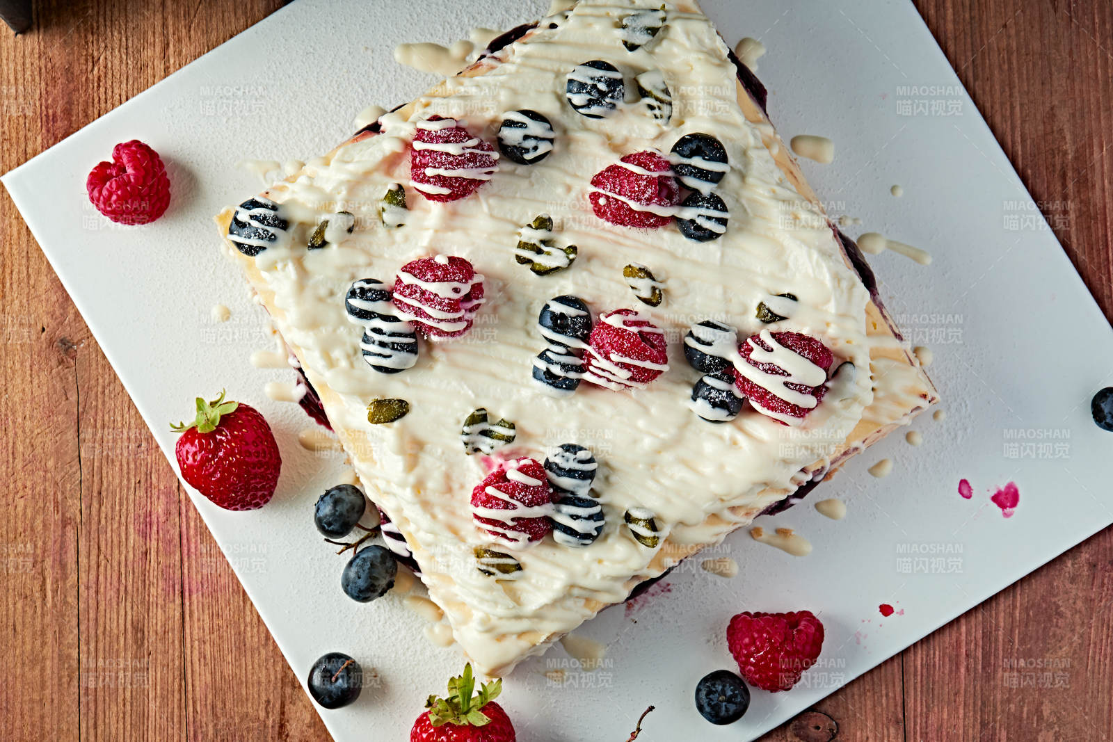 蓝莓树莓鲜奶慕斯蛋糕图片