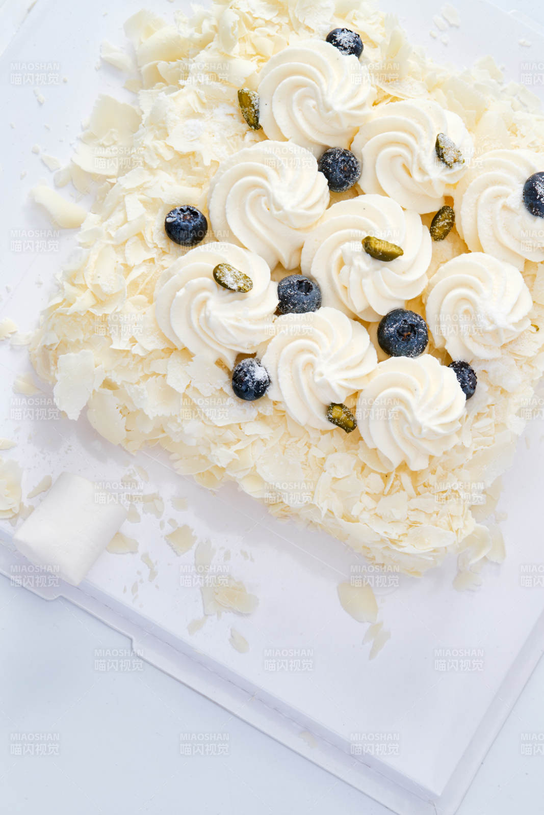 蓝莓白巧克力鲜奶慕斯榴莲蛋糕图片