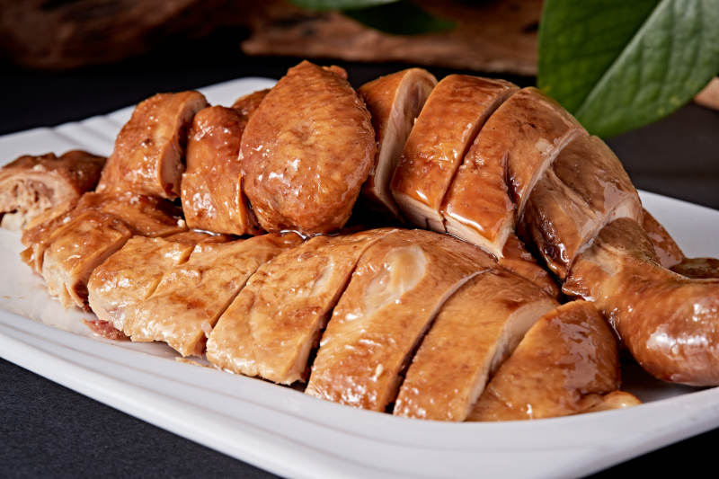 白色盘装的港式豉油白切鸡图片