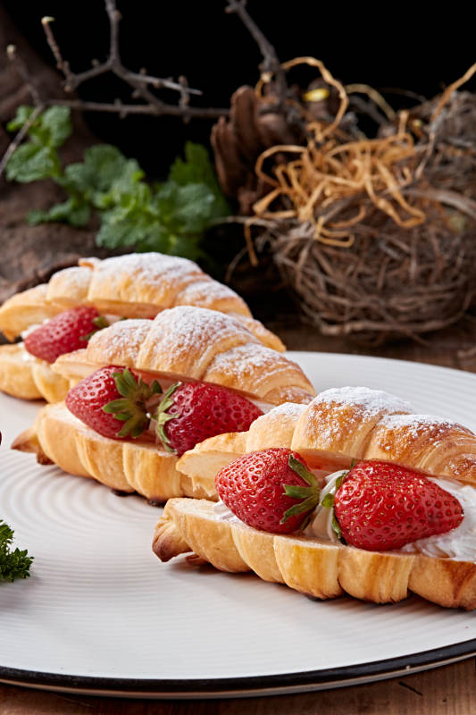 鲜奶油草莓牛角面包图片