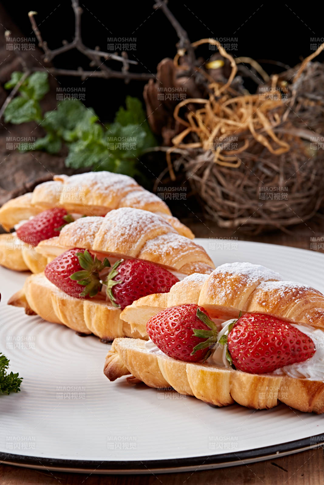 鲜奶油草莓牛角面包图片