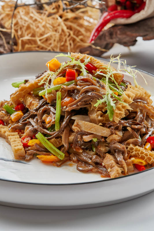 白色瓷盘装的的米椒小炒猪肚丝图片