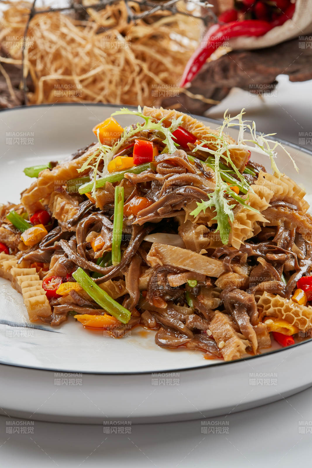 白色瓷盘装的的米椒小炒猪肚丝图片