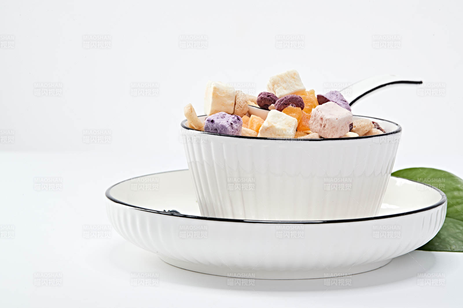 美味健康的营养早餐坚果混合烤燕麦图片