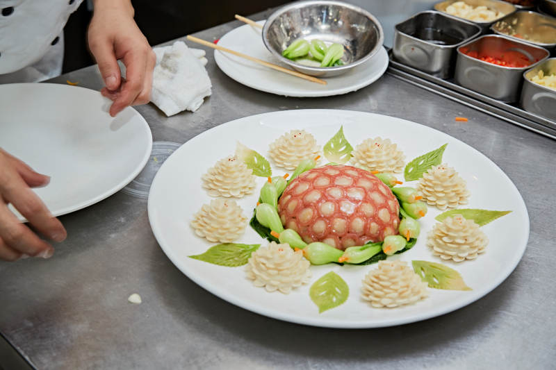 人与食物紧张忙碌的中餐厨房图片