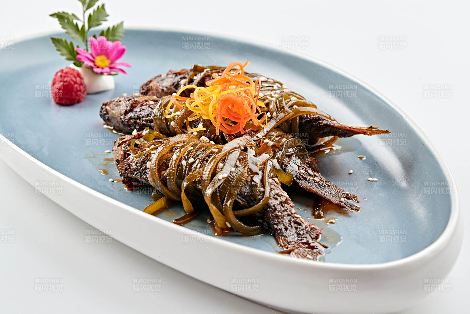 精美瓷餐具装的香酥炖鲫鱼图片