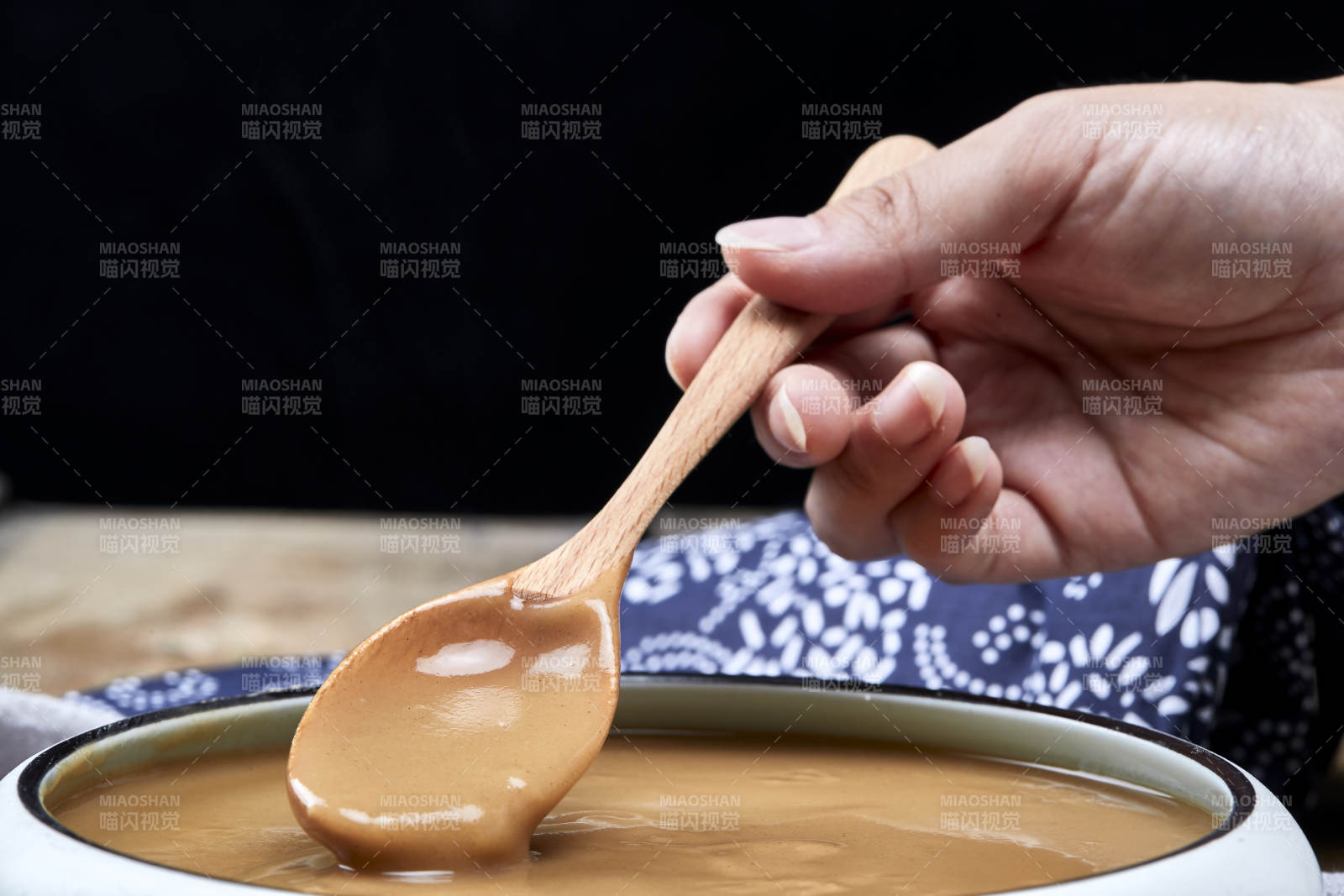 瓷盆装的冲泡熟的豆面糊糊图片