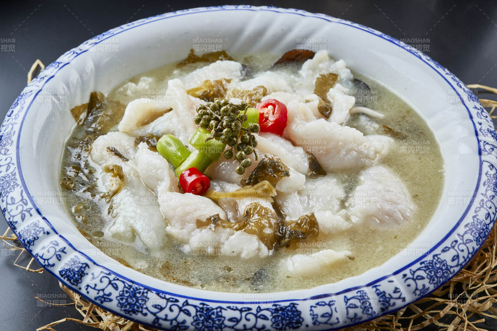 青花瓷盘装的藤椒浓汤酸菜龙利鱼图片