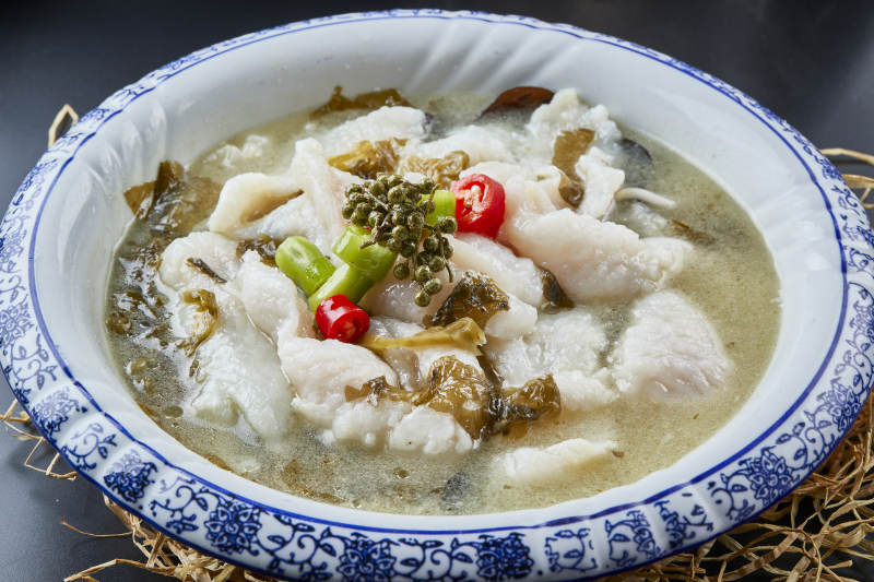 青花瓷盘装的藤椒浓汤酸菜龙利鱼图片