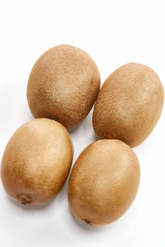 白色背景上摆放的新鲜水嫩猕猴桃图片