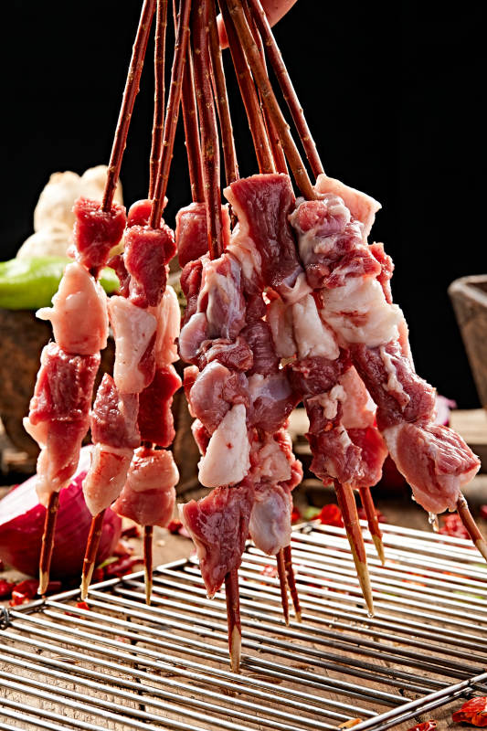 生鲜羊肉穿制的新疆红柳枝羊肉串图片