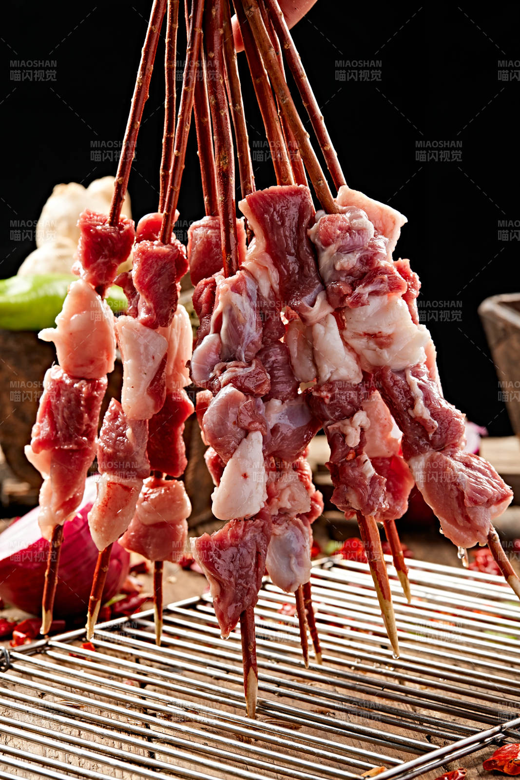 生鲜羊肉穿制的新疆红柳枝羊肉串图片