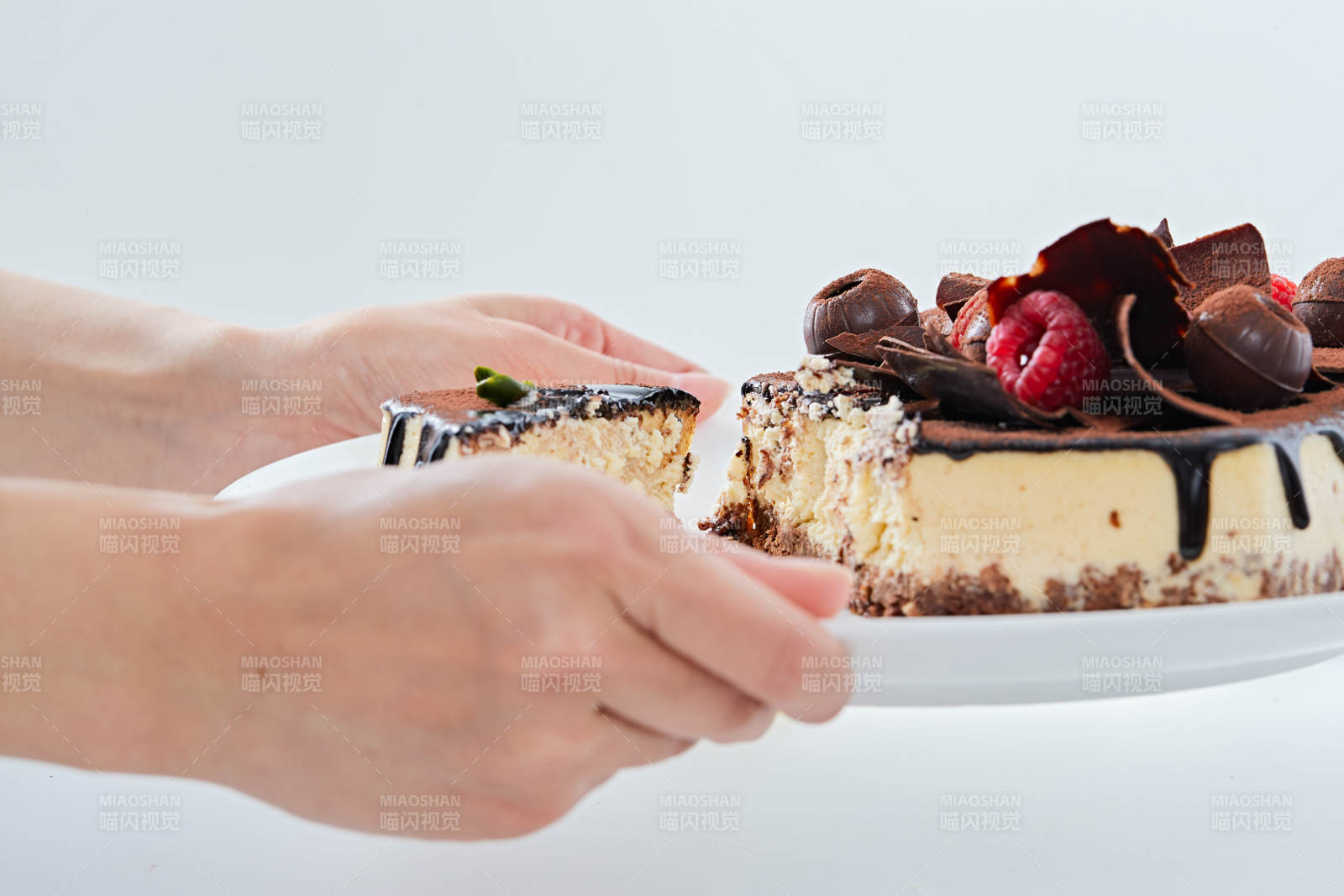 可可撒粉黑巧克力奶酪慕斯蛋糕图片