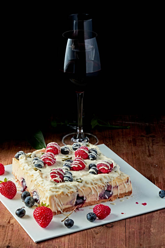 蓝莓树莓鲜奶慕斯蛋糕图片