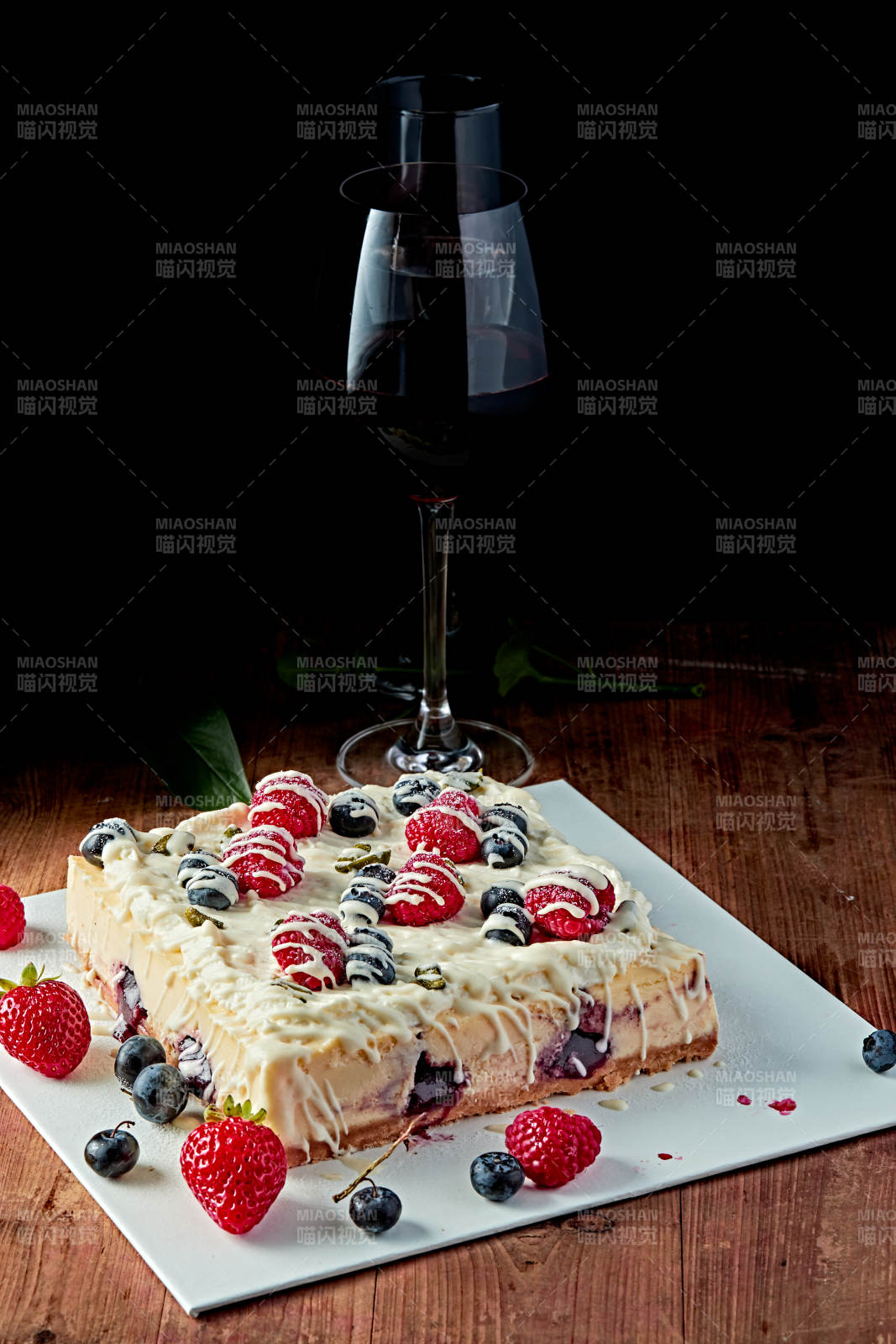 蓝莓树莓鲜奶慕斯蛋糕图片