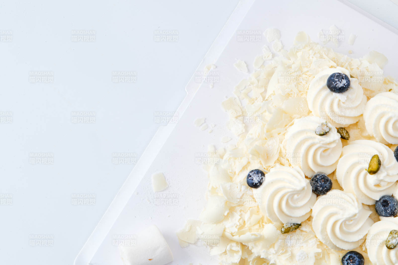 蓝莓白巧克力鲜奶慕斯榴莲蛋糕图片