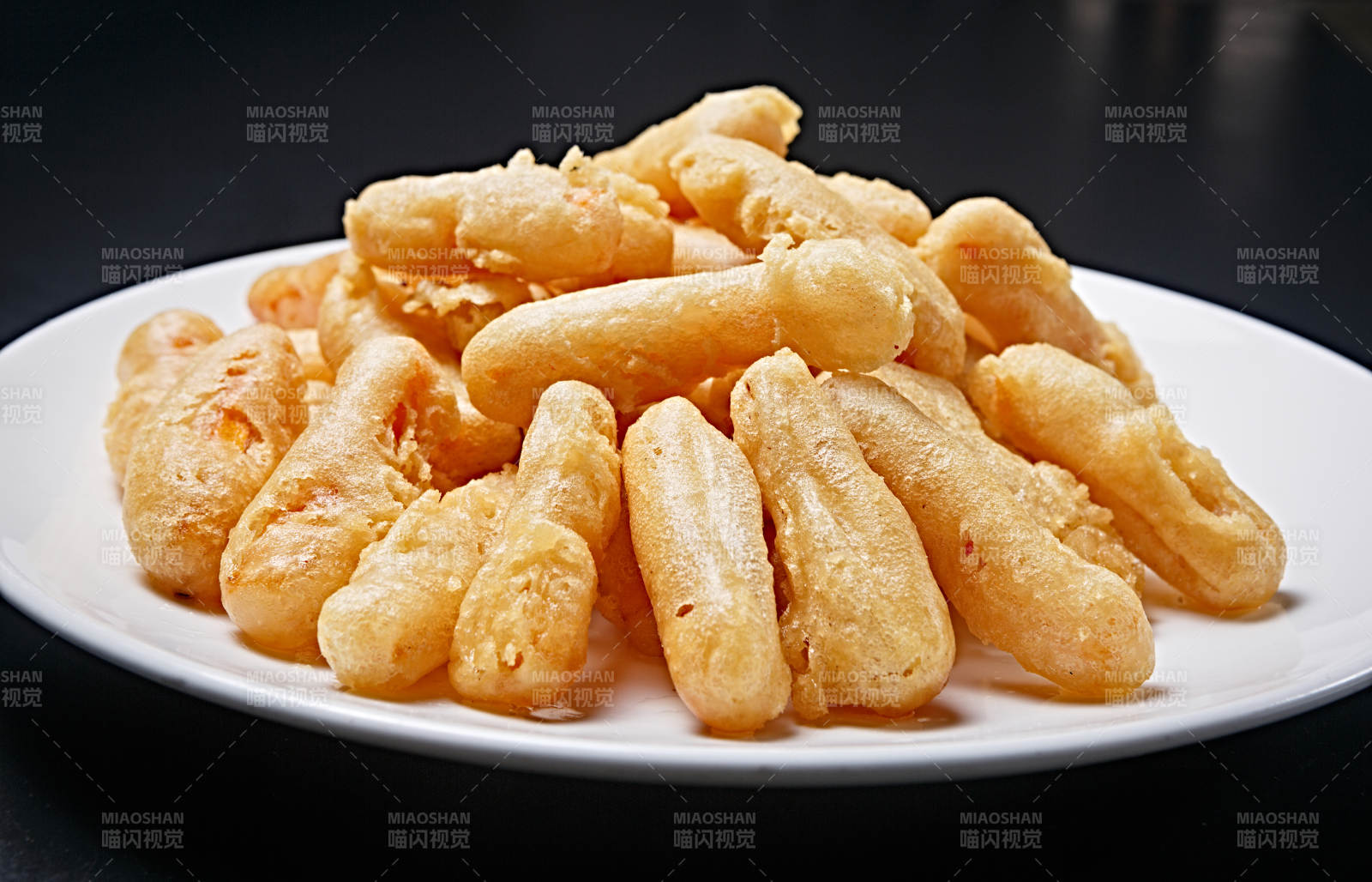 白色瓷盘装的拖面干炸里脊图片