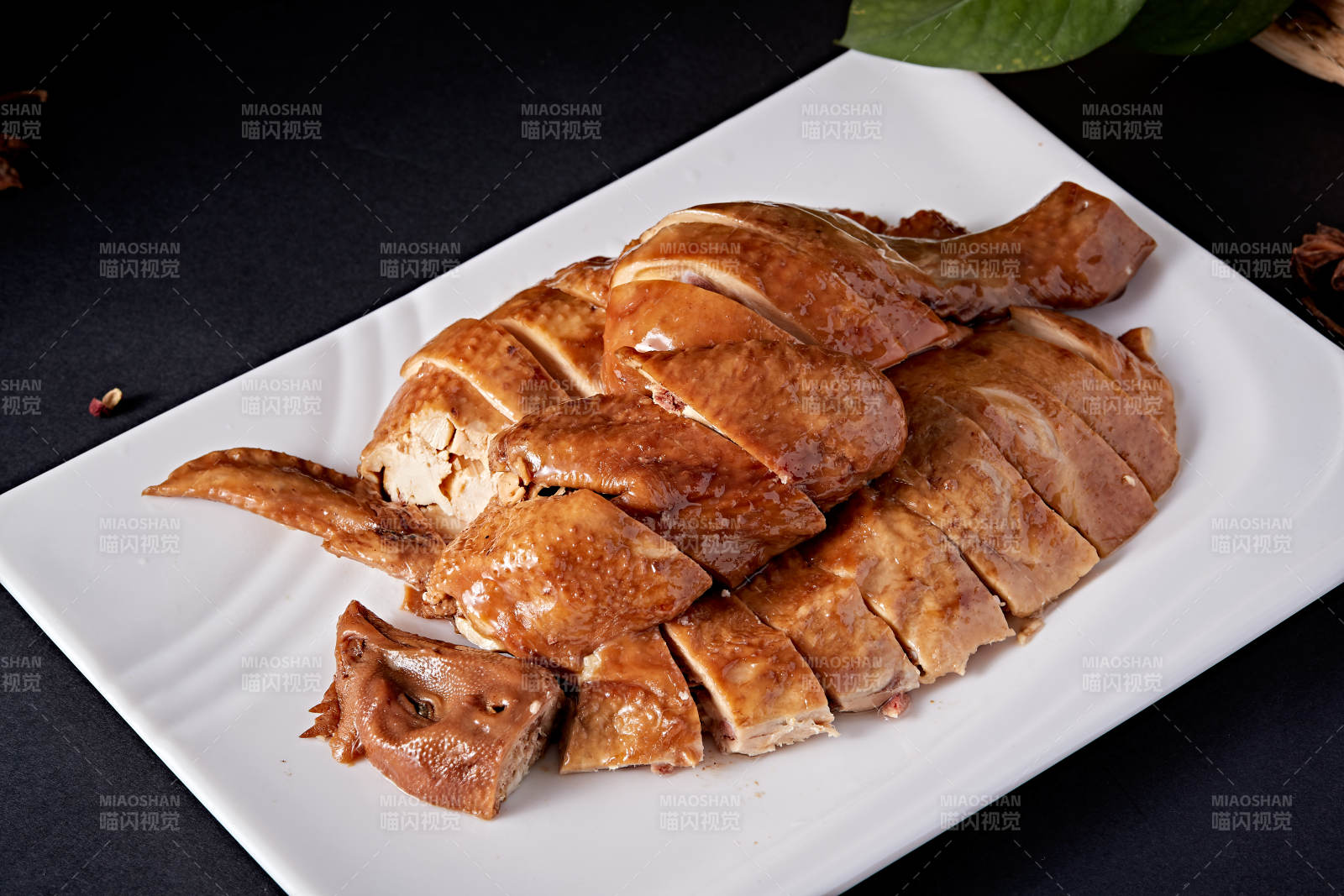 白色盘装的港式豉油白切鸡图片