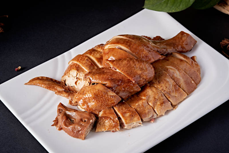白色盘装的港式豉油白切鸡图片