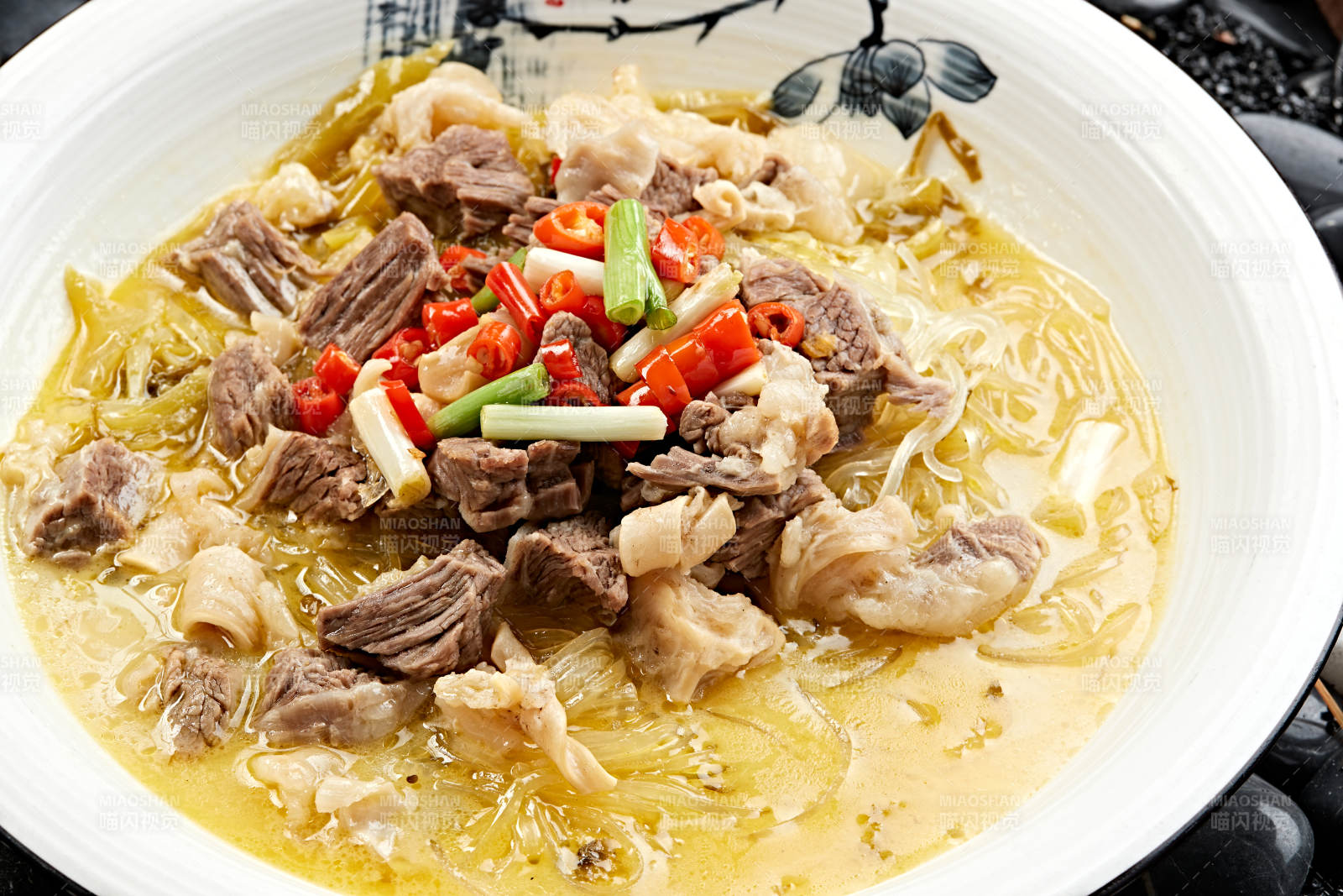 酸菜炖牛肉牛杂图片