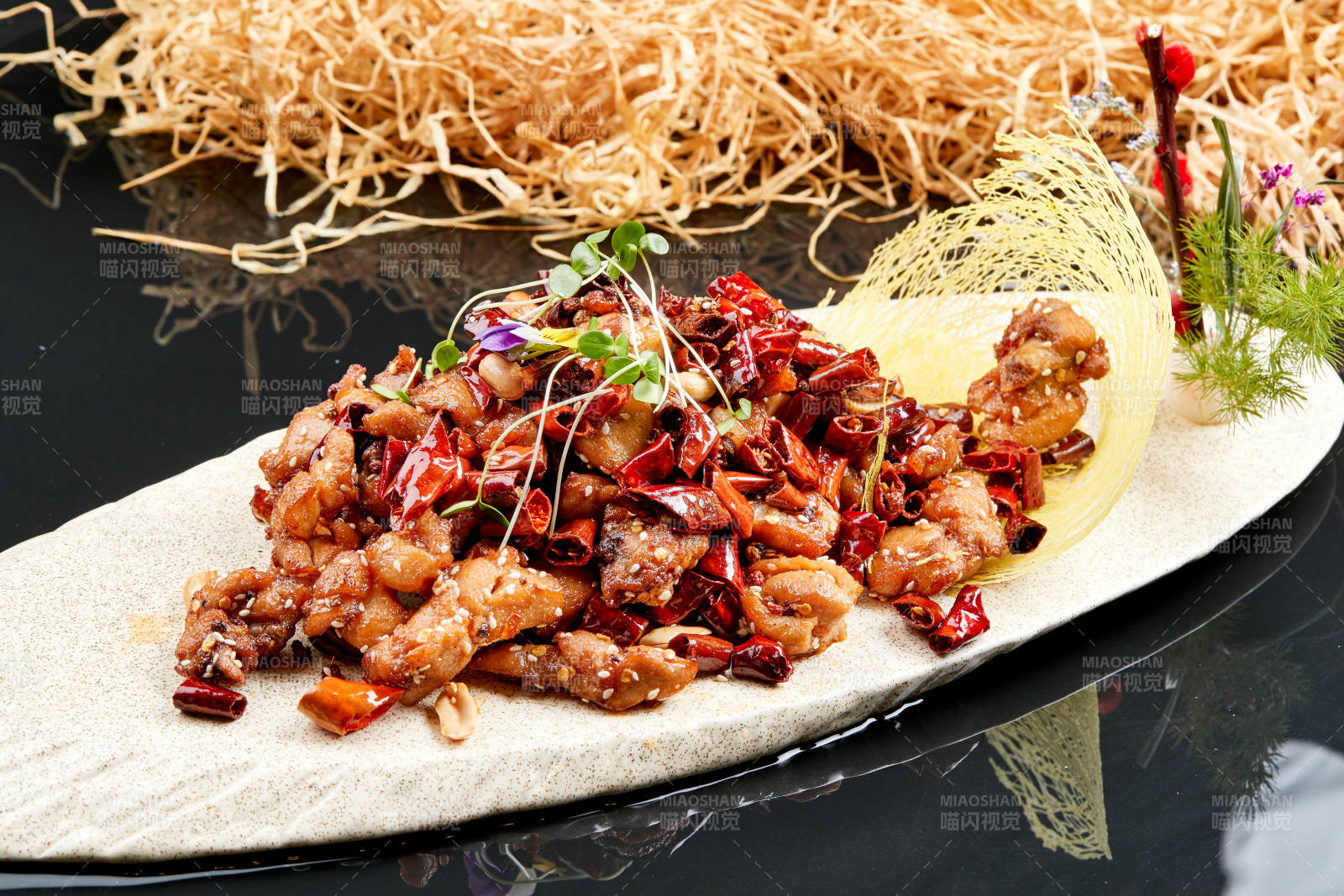 精美餐具装的香辣豆苗鸡腿肉图片