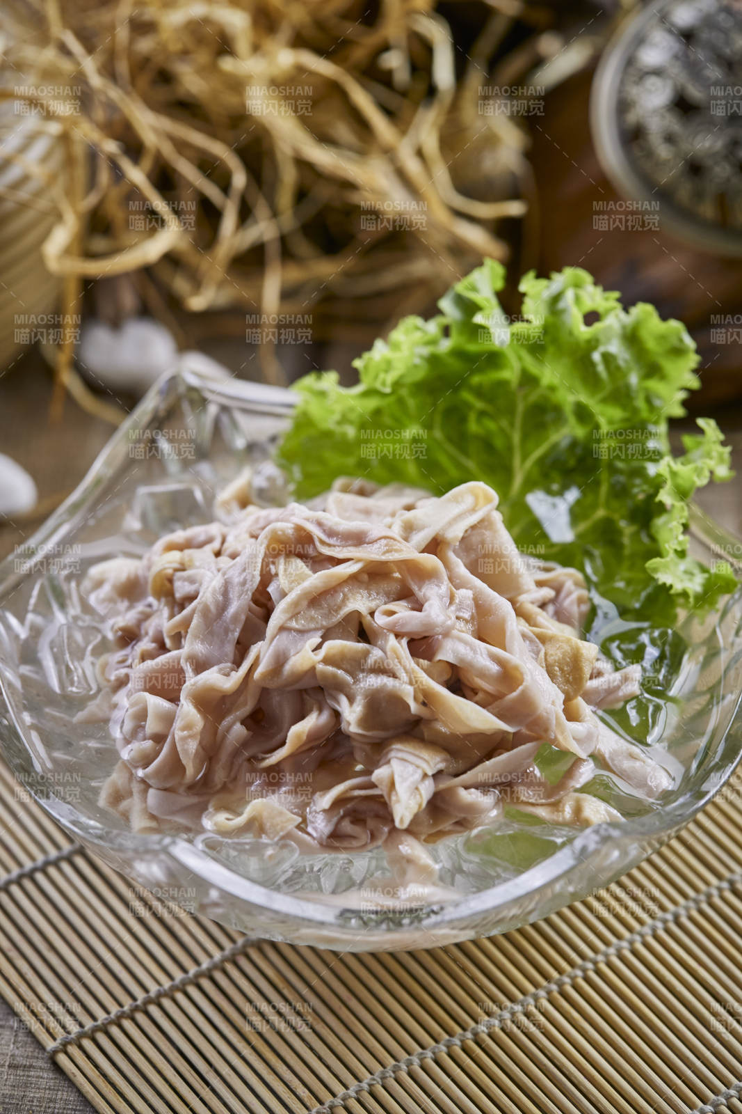 玻璃器皿装的新鲜鸭肠图片