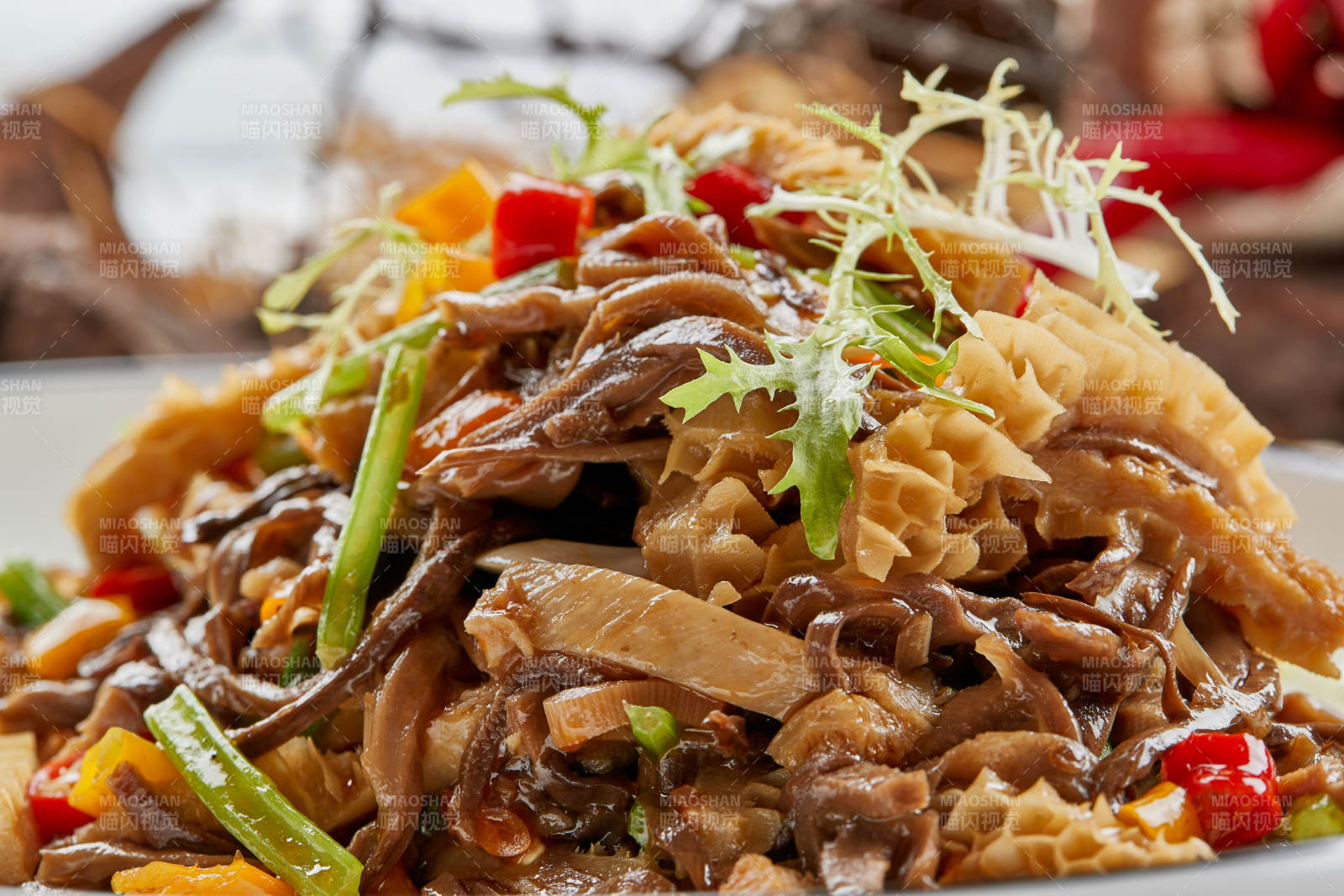 白色瓷盘装的的米椒小炒猪肚丝图片