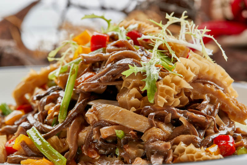 白色瓷盘装的的米椒小炒猪肚丝图片