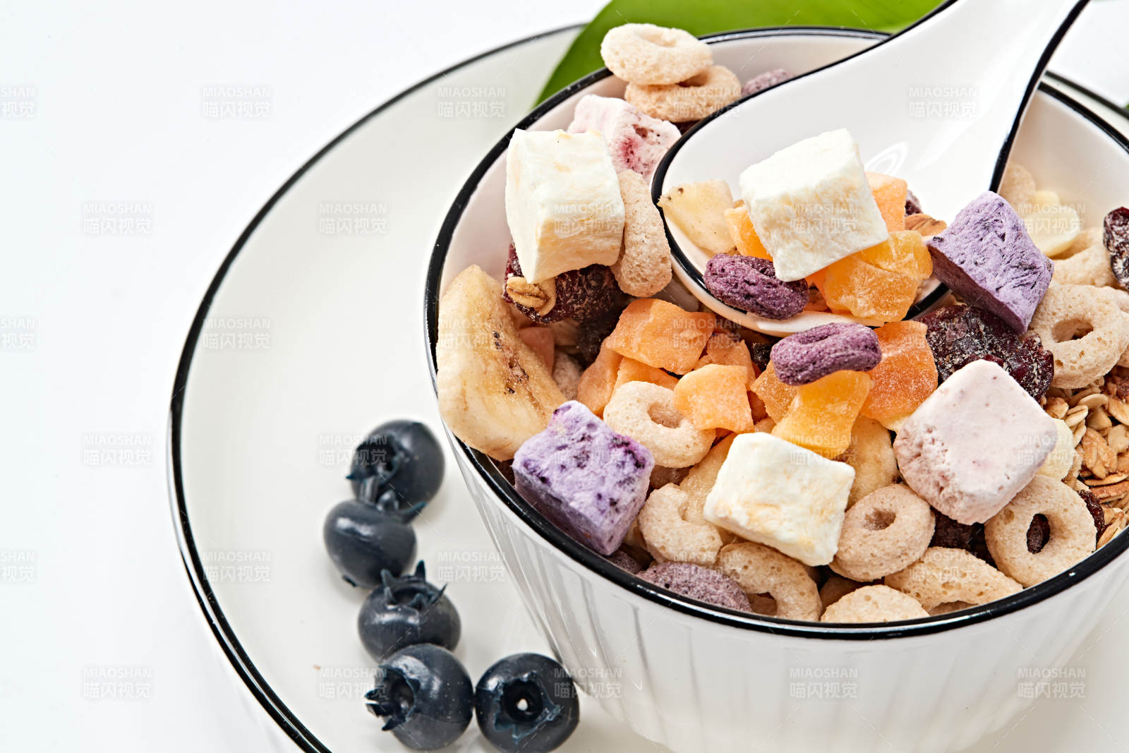 美味健康的营养早餐坚果混合烤燕麦图片