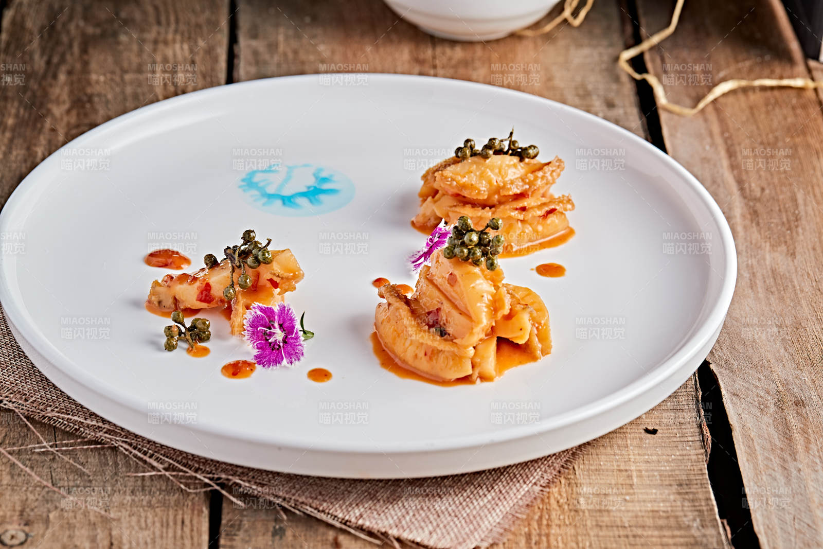 白色瓷盘装的藤椒鸡汁小鲍鱼图片