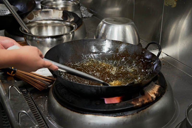 人与食物紧张忙碌的中餐厨房图片