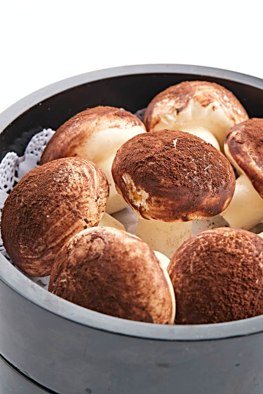 古典木质食盒装的可可粉香菇豆沙包图片