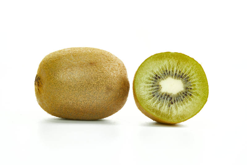 白色背景上摆放的新鲜水嫩猕猴桃图片