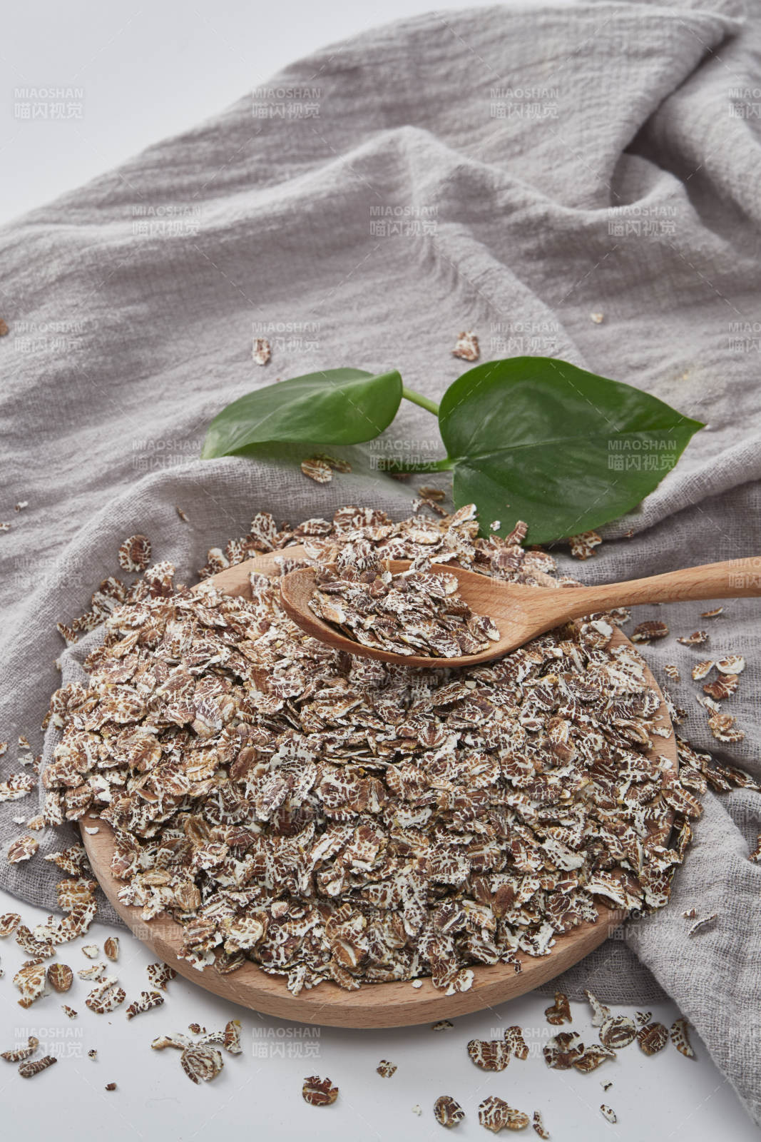 白色背景上的健康低脂黑麦片颗粒图片