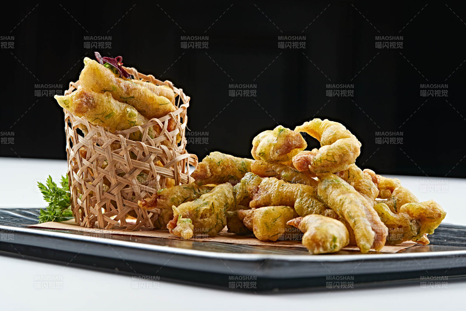 白色瓷盘装的茴香碎拖面干炸里脊图片