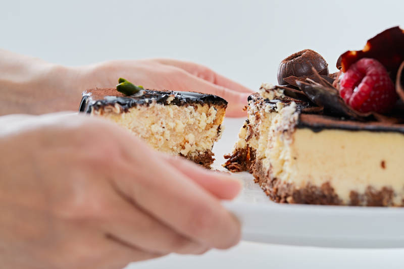 可可撒粉黑巧克力奶酪慕斯蛋糕图片